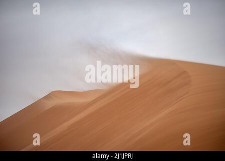 Starker Wind (Harmattan) weht Sand aus Wüstendünen, White Valley, Adrar Region, Mauretanien Stockfoto