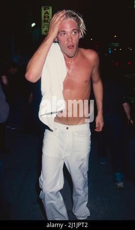 Taylor Hawkins von Foo Fighters nimmt am 28. März 1998 an der „Versus“ von Donatella Versace Fashion Show im Roseland Ballroom in New York City Teil. Foto: Henry McGee/MediaPunch Stockfoto