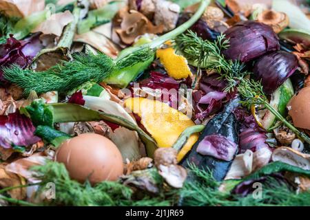 Zersetzter Müll, Kompostierung Haufen verfaulter Küchenabfälle, Draufsicht Haufen Gemüse, Obst, organischer Abfall als Hintergrund mit selektivem Focu Stockfoto