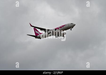 Bei bewölktem Wetter landet ein Passagierflugzeug auf dem internationalen Flughafen Pearson in Toronto, Kanada Stockfoto