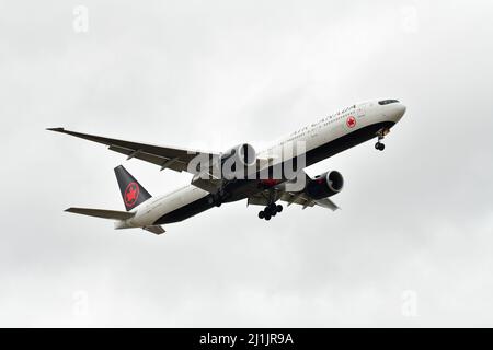 Bei bewölktem Wetter landet ein Passagierflugzeug auf dem internationalen Flughafen Pearson in Toronto, Kanada Stockfoto