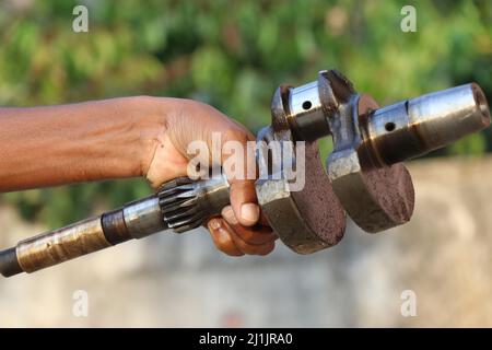 Die Kurbelwelle eines Einzylinder-Motors in der Hand gehalten, der Hauptteil der Verbrennungsmotoren Stockfoto