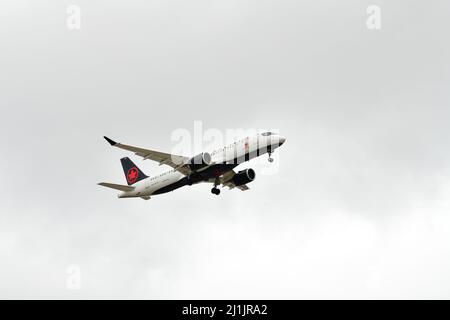 Bei bewölktem Wetter landet ein Passagierflugzeug auf dem internationalen Flughafen Pearson in Toronto, Kanada Stockfoto