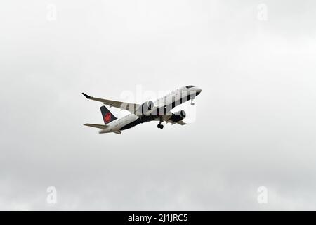 Bei bewölktem Wetter landet ein Passagierflugzeug auf dem internationalen Flughafen Pearson in Toronto, Kanada Stockfoto