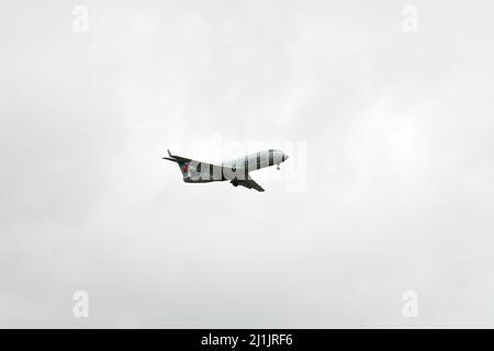 Bei bewölktem Wetter landet ein Passagierflugzeug auf dem internationalen Flughafen Pearson in Toronto, Kanada Stockfoto