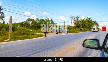 Tulum Mexico 02. Februar 2022 Lkw kippen Lkw und andere Industriefahrzeuge auf typische Straßen- und Stadtlandschaften in Tulum in Mexiko. Stockfoto