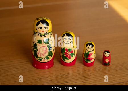 Satz von traditionellen russischen hölzernen Babushka Puppen - matrioshka. Stapelbare oder genestete Puppe typisch für Russland. Matrioshka Gehirn Konzept. Stockfoto