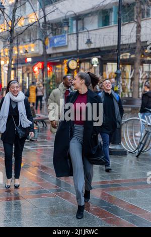Eine Gruppe von multirassischen Geschäftsleuten geht zusammen und lächelt Stockfoto