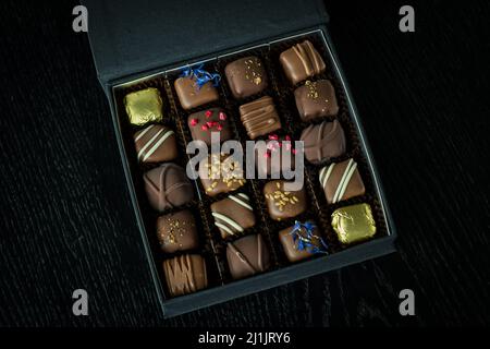 Schachtel köstlicher handgemachter Pralinen. Stockfoto
