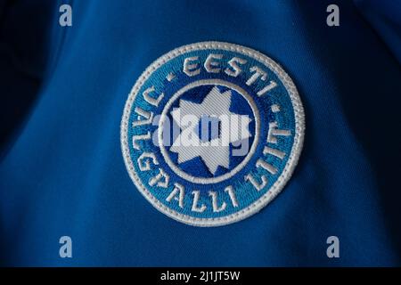 Eesti Jalgpalli Liit (Estnischer Fußballverband)-Emblem auf einem blauen Trikot der Nationalmannschaft. Logo des estnischen Fußballverbands. Stockfoto