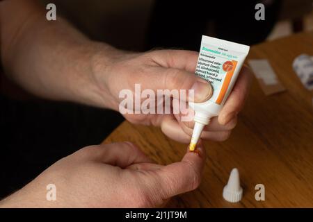 Braunovidon ist ein antiseptisches und desinfizierendes Polyvidon-Jodid. Produziert von der Braun Melsungen AG. Behandlung von entzündlichen Hautschäden. Stockfoto