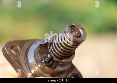 Das Federteil des Einspritzventils wird mit Öl auf der gesamten Karosserie und das Einspritzteil in der Brennkammer des IC-Motors verschließend Stockfoto