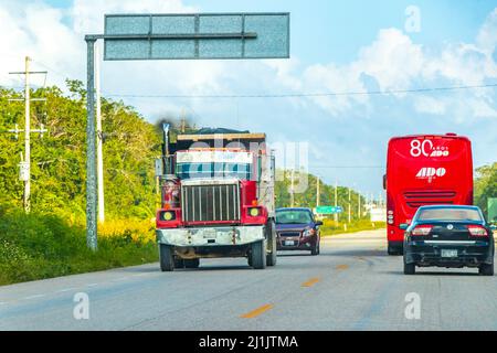 Tulum Mexico 02. Februar 2022 Lkw kippen Lkw und andere Industriefahrzeuge auf typische Straßen- und Stadtlandschaften in Tulum in Mexiko. Stockfoto