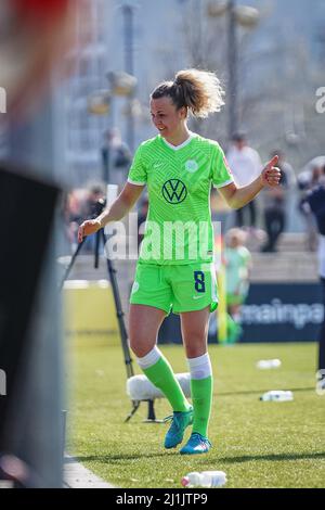 Frankfurt, Deutschland. 26. März 2022. Lena Lattwein (8 Wolfsburg) beim Flyeralarm Frauen-Bundesliga-Spiel 2021/2022 zwischen Eintracht Frankfurt und VfL Wolfsburg im Stadion Brentanobad in Frankfurt am Main. Norina Toenges/Sports Press Foto: SPP Sport Press Foto. /Alamy Live News Stockfoto