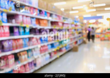 Waschmittelregale im Supermarkt oder Lebensmittelgeschäft verschwommener Hintergrund Stockfoto