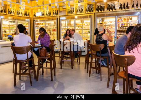 Paris, Frankreich, Leute mit mittlerer Menschenmenge sitzen an Tischen im französischen Kaufhaus, Galeries Lafayette, Ave. Champs-Elysées, Bistro Restaurant, Indoor Cafe, Stühle Stockfoto