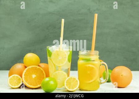 Köstliches und kühles Getränk aus frischen und rohen Früchten. Cocktail und Limonade in einem Glas. Platz für Text. Platz für Text kopieren Stockfoto