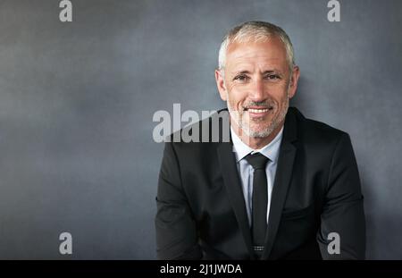 Was es bedeutet, weißer Kragen zu sein. Kurzer Schuss eines gutaussehenden, reifen Geschäftsmannes in Firmenkleidung. Stockfoto
