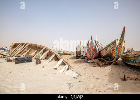 Bunte Fischerboote am Strand, Fischmarkt in Nouakchott, Mauretanien Stockfoto