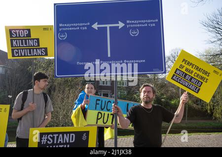 Russische Botschaft, Andries Bickerweg. Den Haag, Niederlande. Donnerstag, 25.. März 2022. Die Aktion von Amnesty International vor der russischen Botschaft Stockfoto