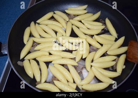 Schupfnudeln in der Pfanne Stockfoto