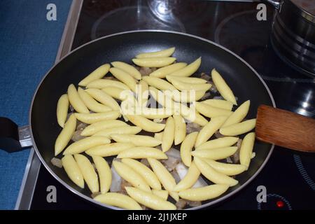 Schupfnudeln in der Pfanne Stockfoto