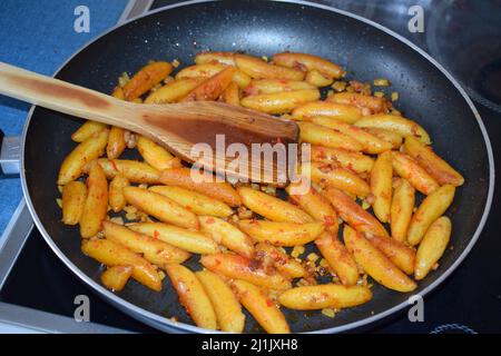 Gebratenes Schupfnudeln in der Pfanne Stockfoto
