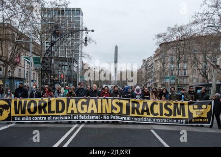 Die Demonstranten halten während der Demonstration ein Transparent, auf dem ihre Meinung zum Ausdruck kommt. Menschen gingen auf die Straßen Barcelonas, um gegen Faschismus und Rassismus zu protestieren. Stockfoto