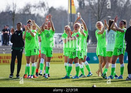 Frankfurt, Deutschland. 26. März 2022. Die Spieler des VfL Wolfsburg feiern den Sieg des Flyeralarm Frauen-Bundesliga 2021/2022-Spiels zwischen Eintracht Frankfurt und VfL Wolfsburg im Stadion am Brentanobad in Frankfurt am Main. Norina Toenges/Sports Press Foto: SPP Sport Press Foto. /Alamy Live News Stockfoto