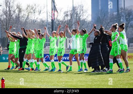 Frankfurt, Deutschland. 26. März 2022. Die Spieler des VfL Wolfsburg feiern den Sieg des Flyeralarm Frauen-Bundesliga 2021/2022-Spiels zwischen Eintracht Frankfurt und VfL Wolfsburg im Stadion am Brentanobad in Frankfurt am Main. Norina Toenges/Sports Press Foto: SPP Sport Press Foto. /Alamy Live News Stockfoto