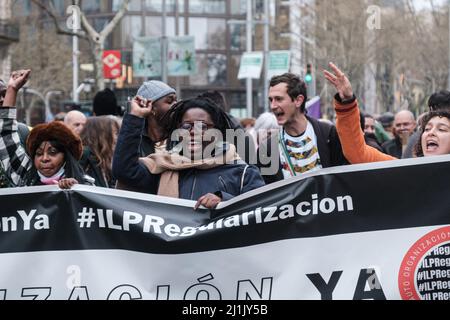 Demonstranten singen Slogans, während sie während der Demonstration ein Banner halten. Menschen gingen auf die Straßen Barcelonas, um gegen Faschismus und Rassismus zu protestieren. (Foto von Ricard Novella / SOPA Images/Sipa USA) Stockfoto