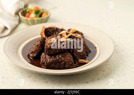 Malbi Daging Sapi Palembang, süßer Rindereintopf aus Süd-Sumatra, Indonesien. Wird normalerweise mit Nasi Minyak serviert Stockfoto