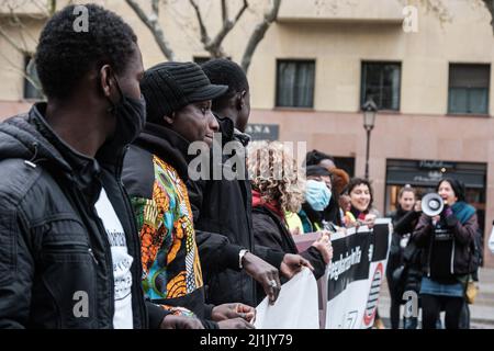 Die Demonstranten halten während der Demonstration ein Transparent, auf dem ihre Meinung zum Ausdruck kommt. Menschen gingen auf die Straßen Barcelonas, um gegen Faschismus und Rassismus zu protestieren. (Foto von Ricard Novella / SOPA Images/Sipa USA) Stockfoto