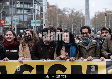 Die Demonstranten halten während der Demonstration ein Transparent, auf dem ihre Meinung zum Ausdruck kommt. Menschen gingen auf die Straßen Barcelonas, um gegen Faschismus und Rassismus zu protestieren. (Foto von Ricard Novella / SOPA Images/Sipa USA) Stockfoto