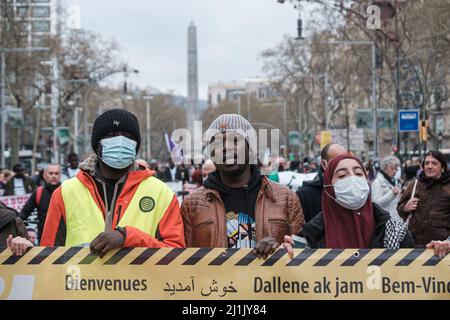 Die Demonstranten halten während der Demonstration ein Transparent, auf dem ihre Meinung zum Ausdruck kommt. Menschen gingen auf die Straßen Barcelonas, um gegen Faschismus und Rassismus zu protestieren. (Foto von Ricard Novella / SOPA Images/Sipa USA) Stockfoto