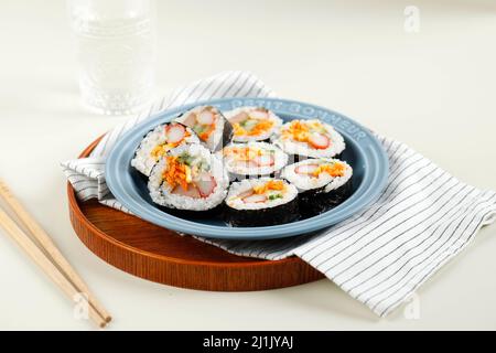 Koreanischer Roll Gimbap (Kimbob oder Kimbap) aus gedämpftem weißem Reis (Bap) und verschiedenen anderen Zutaten, wie Kyuri, Karotte, Wurst, Krabbenstock, Oder Stockfoto