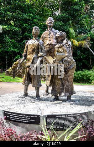 Mahe, Seychellen, 3.05.2021. Das befreite Sklavendenkmal, das drei Skulpturen von zwei befreiten Sklavenkindern und einem Schulleiter zeigt. Stockfoto