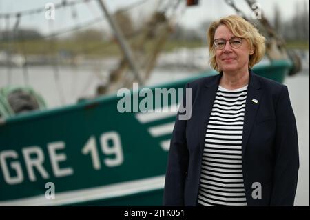 Greetsiel, Deutschland. 26. März 2022. Die niedersächsische Landwirtschaftsministerin Barbara Otte-Kinast (CDU) steht am Krabbenschneider GRE19 im Hafen. Ziel eines Forschungsprojekts ist es, Möglichkeiten für eine größere regionale Wertschöpfung in der Krabbenfischerei in Norddeutschland zu erforschen. Quelle: Lars Klemmer/dpa/Alamy Live News Stockfoto