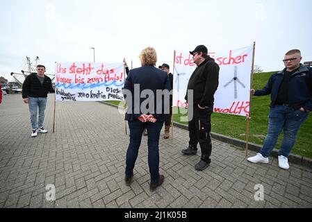 Greetsiel, Deutschland. 26. März 2022. Die niedersächsische Landwirtschaftsministerin Barbara Otte-Kinast (CDU, M) spricht mit demonstrierenden Fischern im Hafen. In einem Forschungsprojekt sollen Möglichkeiten für eine größere regionale Wertschöpfung in der Krabbenfischerei in Norddeutschland untersucht werden. Quelle: Lars Klemmer/dpa/Alamy Live News Stockfoto