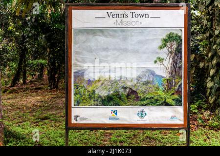 Mahe, Seychellen, 03.05.2021. Venn's Town - Mission Lodge altes Poster mit Landschaftsansicht von der alten Missionsschule auf der Mahe Insel, Seychellen. Stockfoto