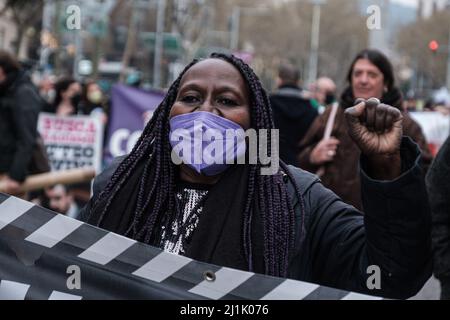 19. März 2022, Barcelona, Spanien: Ein Protestler macht während der Demonstration eine Geste. Menschen gingen auf die Straßen Barcelonas, um gegen Faschismus und Rassismus zu protestieren. (Bild: © Ricard Novella/SOPA Images via ZUMA Press Wire) Stockfoto