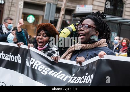 19. März 2022, Barcelona, Spanien: Demonstranten singen Slogans, während sie während der Demonstration ein Banner halten. Menschen gingen auf die Straßen Barcelonas, um gegen Faschismus und Rassismus zu protestieren. (Bild: © Ricard Novella/SOPA Images via ZUMA Press Wire) Stockfoto