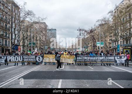 19. März 2022, Barcelona, Spanien: Demonstranten marschieren während der Demonstration durch die Straßen und halten dabei Transparente. Menschen gingen auf die Straßen Barcelonas, um gegen Faschismus und Rassismus zu protestieren. (Bild: © Ricard Novella/SOPA Images via ZUMA Press Wire) Stockfoto