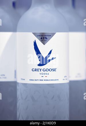 Französischer Wodka. Flaschen von Grey Goose Wodka Festung 43 Grad, auf einem Regal in Duty Free Shop in Dubai Airport. Traditionelles Souvenir. 12,02,2022, Dubai Stockfoto