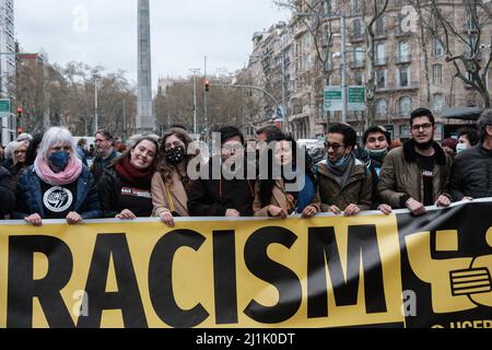 19. März 2022, Barcelona, Spanien: Demonstranten halten während der Demonstration ein Transparent, auf dem ihre Meinung zum Ausdruck kommt. Menschen gingen auf die Straßen Barcelonas, um gegen Faschismus und Rassismus zu protestieren. (Bild: © Ricard Novella/SOPA Images via ZUMA Press Wire) Stockfoto