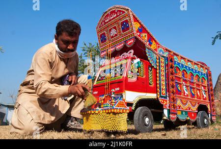 Islamabad, Pakistan. 6. Dez 2021. Islamabad, Pakistan 26. Dezember 2021 - LKW-Kunst ist eine seltene Kunst Pakistans, die international berühmt ist. Alle Blicke richten sich auf diese farbenfrohen Lastwagen, die auf pakistanischen Straßen unterwegs sind. Mit atemberaubenden Malmustern setzen diese Lastwagen ein Beispiel für Sie in Schönheit. Irgendwo zarte und sehr schöne Blumen, irgendwo so schöne Bilder, die die Zuschauer bewundern. Deshalb schätzen die globalen Medien die LKW-Kunst. ? Diese LKW-Kunst Pakistans hat nicht nur seine eigene Identität in der Welt, sondern präsentiert auch ein positives und friedliches Bild Pakistans, das schimend ist Stockfoto