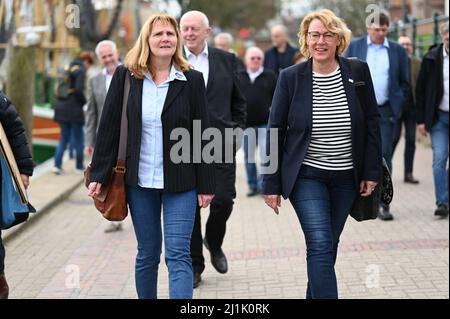 Greetsiel, Deutschland. 26. März 2022. Im Hafen spazieren die niedersächsische Landwirtschaftsministerin Barbara Otte-Kinast (CDU, r) und die Bürgermeisterin von Krummhörn, Hilke Looden. In einem Forschungsprojekt sollen Möglichkeiten für eine größere regionale Wertschöpfung in der Krabbenfischerei in Norddeutschland untersucht werden. Quelle: Lars Klemmer/dpa/Alamy Live News Stockfoto