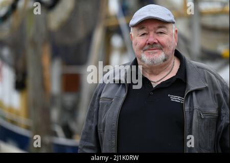 Greetsiel, Deutschland. 26. März 2022. Günter Klever, Geschäftsführer der Zeuggemeinschaft Küstenfischer der Nordsee, steht im Hafen. In einem Forschungsprojekt sollen Möglichkeiten für eine größere regionale Wertschöpfung in der Krabbenfischerei in Norddeutschland untersucht werden. Quelle: Lars Klemmer/dpa/Alamy Live News Stockfoto