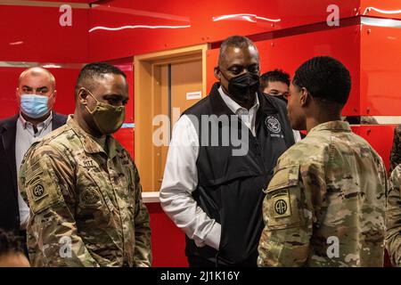 Jasionka, Polen. 25. März 2022. US-Verteidigungsminister Lloyd Austin, Mitte, begrüßt Fallschirmjäger mit der 82. Airborne Division, die bei einem Besuch von Präsident Joe Biden am 25. März 2022 in Jasionka, Polen, bei der NATO eingesetzt wurde. Kredit: Sgt. Gerald Holman/USA Army/Alamy Live News Stockfoto
