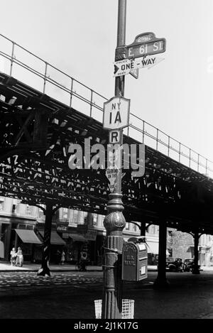 New York, New York. 61. Street zwischen 1. und 3. Avenues. Straßenschilder. Foto von Walker Evans, 1938. (Second Avenue und East Sixty-First Street). Stockfoto